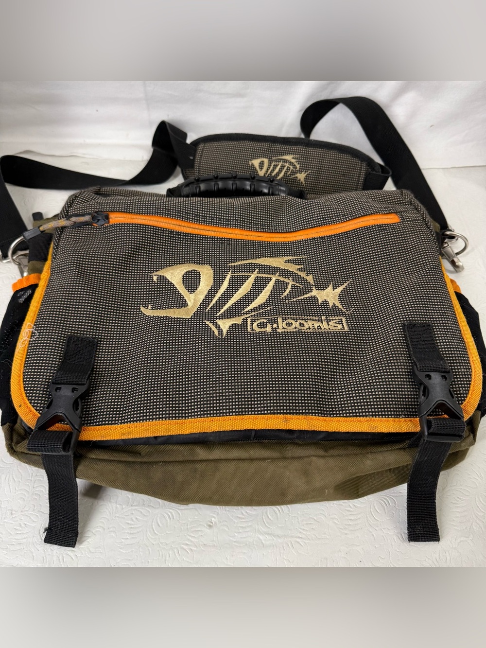 E1 Rare G. Loomis River Runner Bag, multi pocket, shoulder strap fly game lure